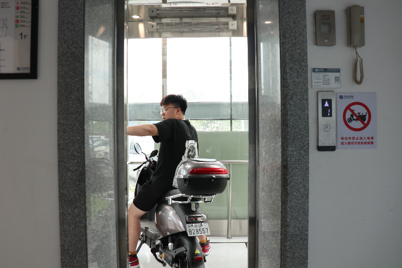 電動車燃爆事故讓人揪心！如何杜絕電動車入梯上樓問題？這“妙招”就該全國推廣！